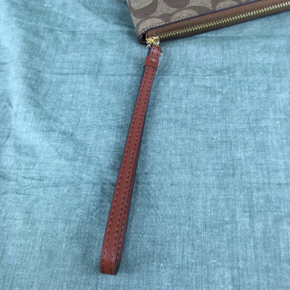 Coach X Peanuts Corner Zip Wristlet Wallet With Snoopy & Woodstock - Picture 2 of 10